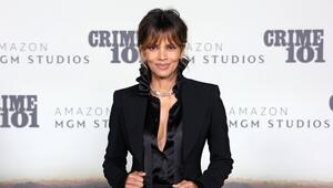 Halle Berry in einem schwarzen Blazer und einer glänzenden schwarzen Bluse.