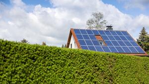 Ein Einfamilienhaus mit PV-Anlage auf dem Dach