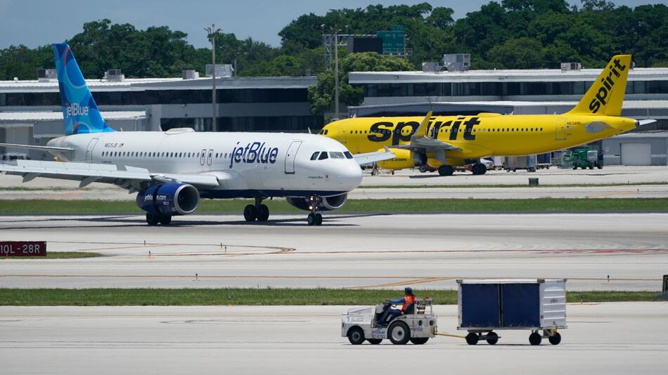 Flugzeuge von JetBlue und Spirit Airlines