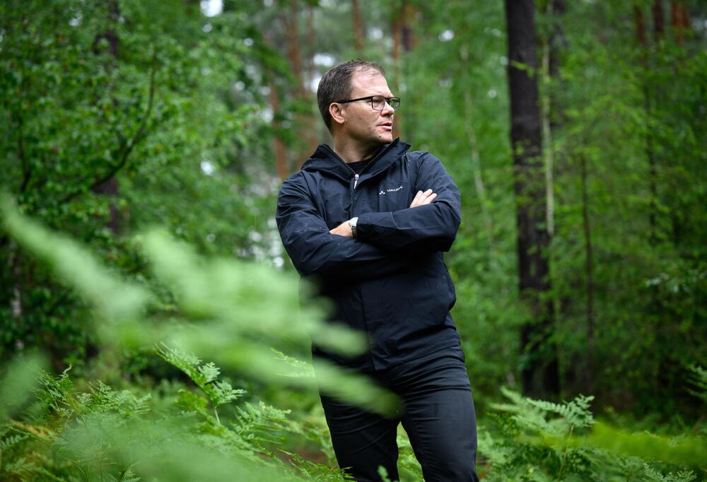 SPD-Umweltminister Carsten Schneider steht in einem Wald