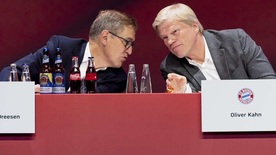 Jan-Christian Dreesen und Oliver Kahn stecken am 15. Oktober 2022 während der JHV die Köpfe zusammen