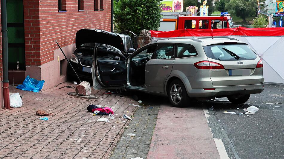 Wagen fährt in Personengruppe in Großwallstadt