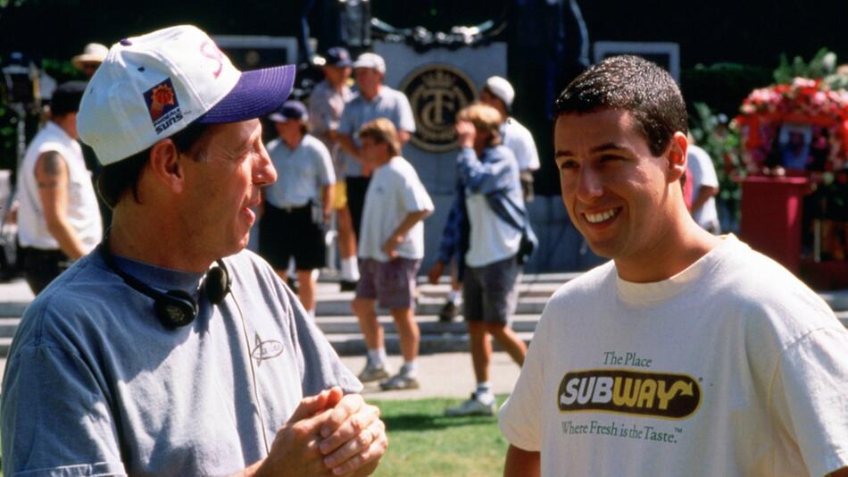 Dennis Dugan (l.) und Adam Sandler am Set von "Happy Gilmore" (1996).