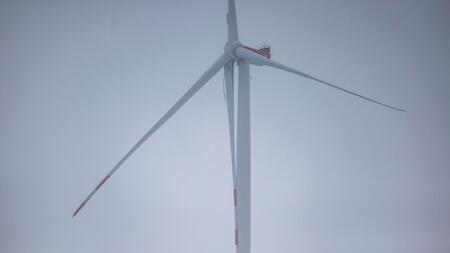 Polizei sperrt Autobahn: Windradflügel ist abgeknickt und droht abzubrechen