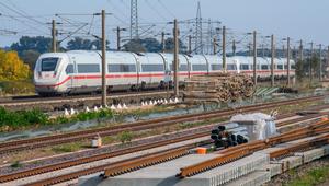 ICE rollt nahe des Bahnhofs Schönhausen an Gleisbauteilen vorbei