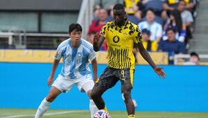 Serhou Guirassy (r) im Schwarz-Gelben Puma-Trikot.