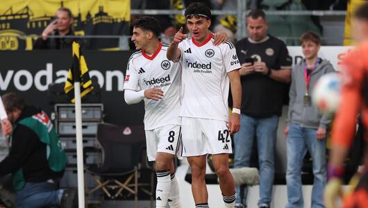 Frankfurts Can Uzun (r.) bejubelt seinen frühen Treffer gegen Dortmund.