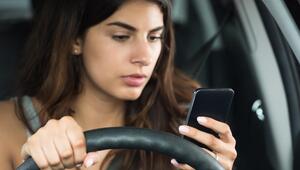Frau im Auto am Handy
