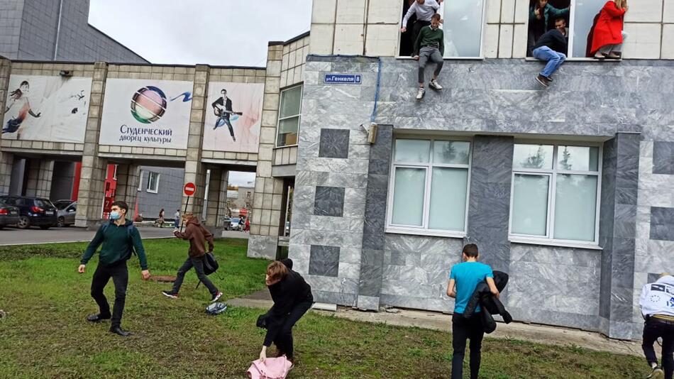 Mann schießt an Uni in Russland um sich