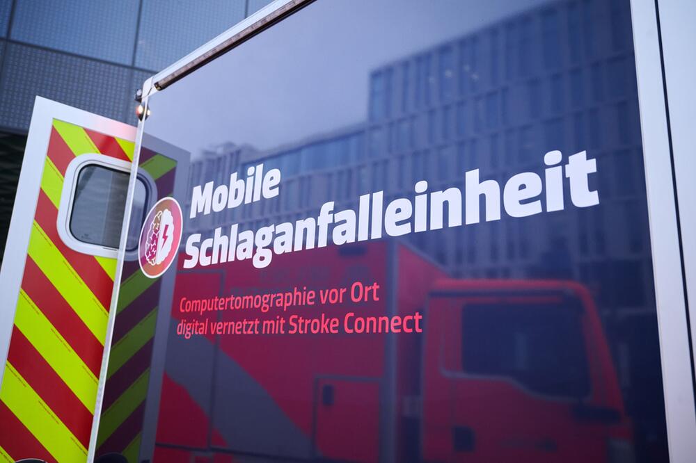 Berliner Feuerwehr und Charité stellen neues Schlaganfall-Mobil