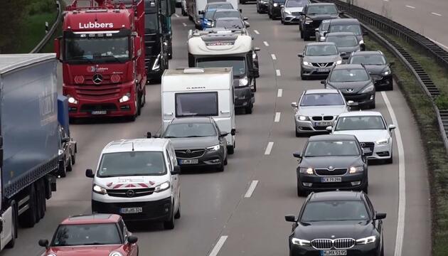 Osterverkehr startet: Staus und volle Autobahnen