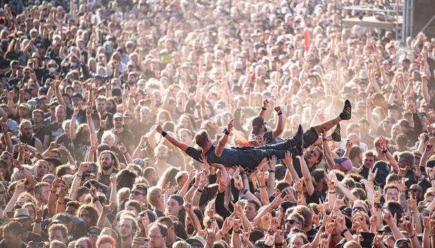 Ein Mann beim Crowdsurfen auf einem Festival