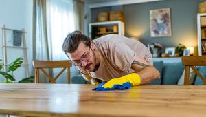 Mann reinigt Küchentisch