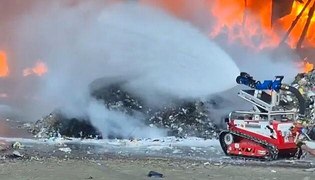 Inferno in der Toskana: Feuerwehr setzt Roboter bei Kunststofflager-Brand ein