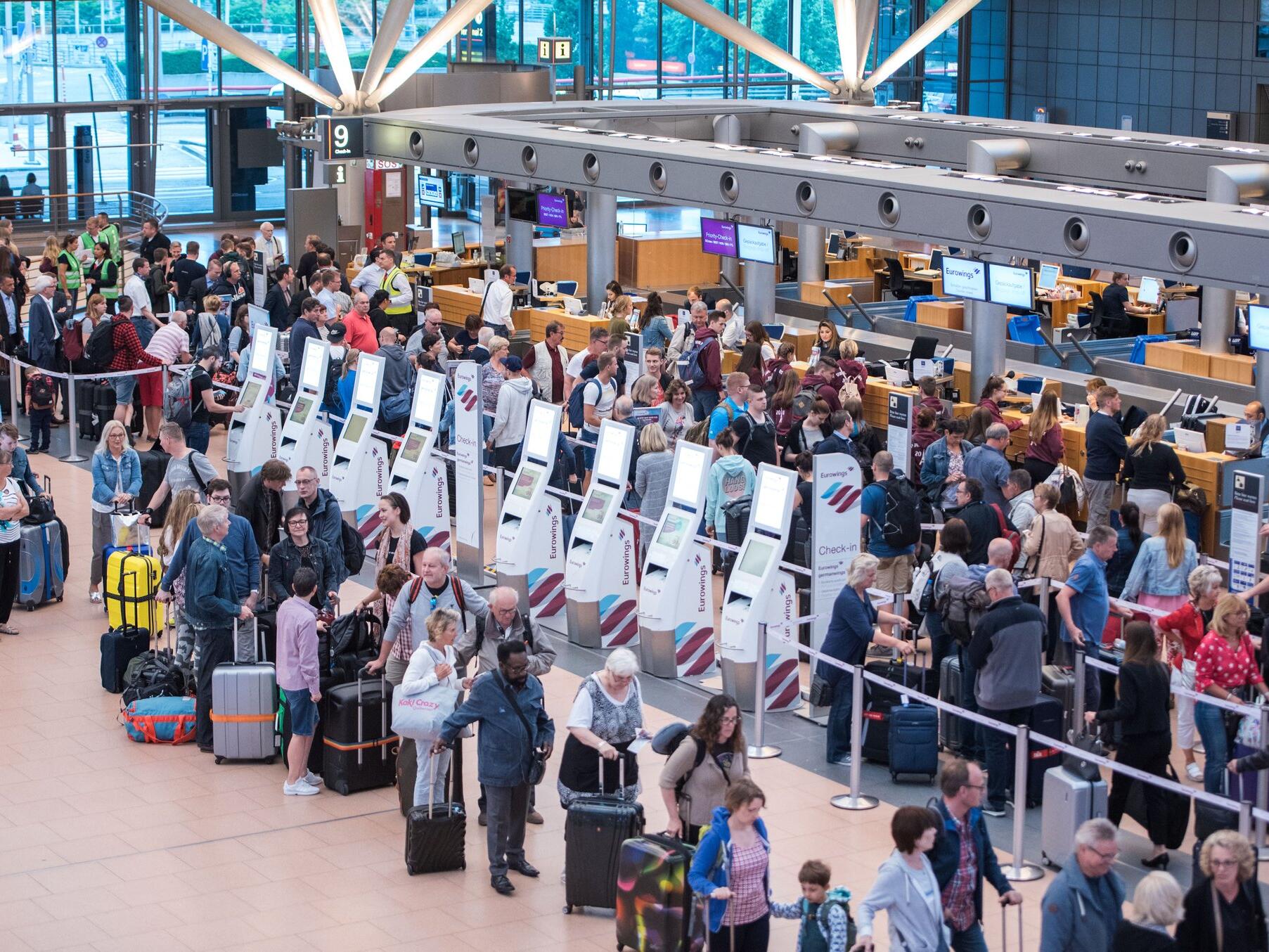 Hamburger Flughafen Nimmt Am Montag Betrieb Wieder Auf Web De