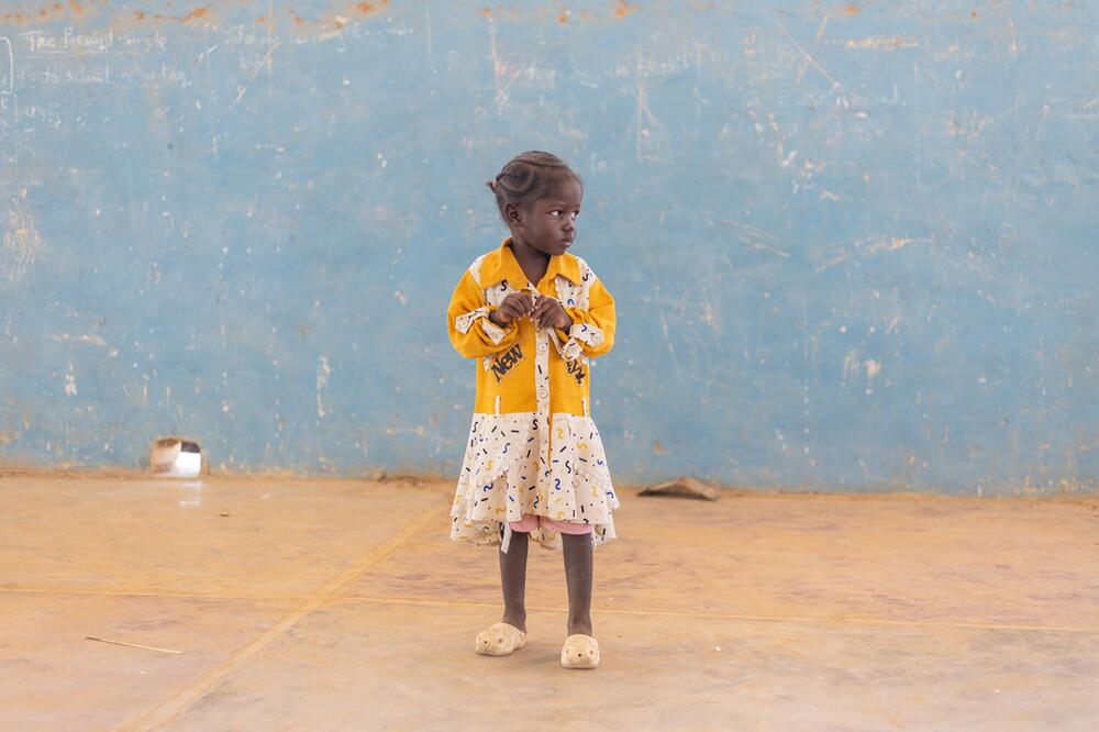 Die 4-jährige Walaa steht vor einem UNICEF Child Friendly Space in Alkarama