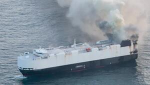 Autotransporter steht vor Alaska in Flammen