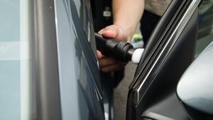 Ein Mann pflegt die Gummidichtung einer Autotür