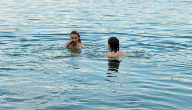 Zwei Frauen im Wasser