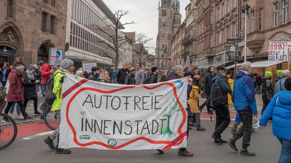 Klimaaktivisten in Nürnberg fordern autofreie Innenstädte