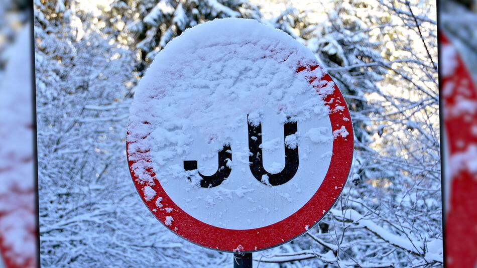 Schneechaos auf den Straßen: Was tun bei zugeschneiten Verkehrsschildern?