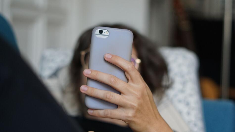 Frau hält ein Smartphone in der Hand