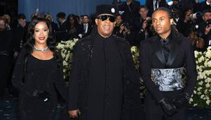 Stevie Wonder mit seiner Frau Tomeeka Robyn Bracy und Sohn Kailand Morris bei der Met Gala 2025.