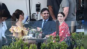 Lily Collins (r.) und Ashley Park bei Dreharbeiten zu "Emily in Paris" in Venedig.