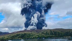 Vulkan bricht aus: Fischer fliehen in Panik vor gewaltiger Aschewolke