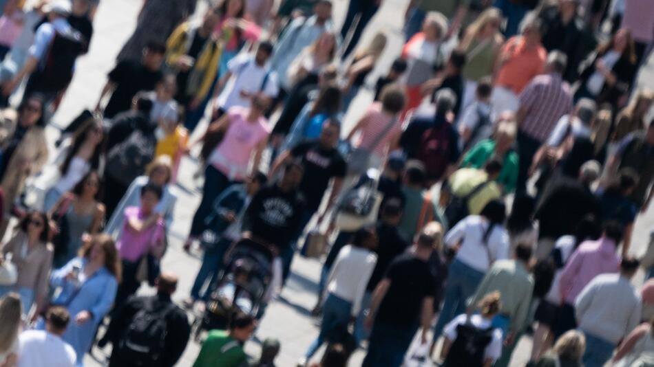 Menschen auf der Königstraße