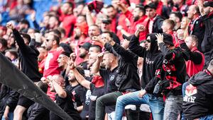 Fans von Albanien feuern ihr Team im Spiel gegen Kroatien an. 
