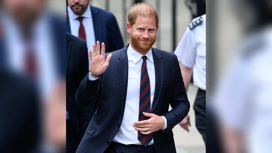 Prinz Harry am zweiten Prozesstag vor dem Gerichtsgebäude.