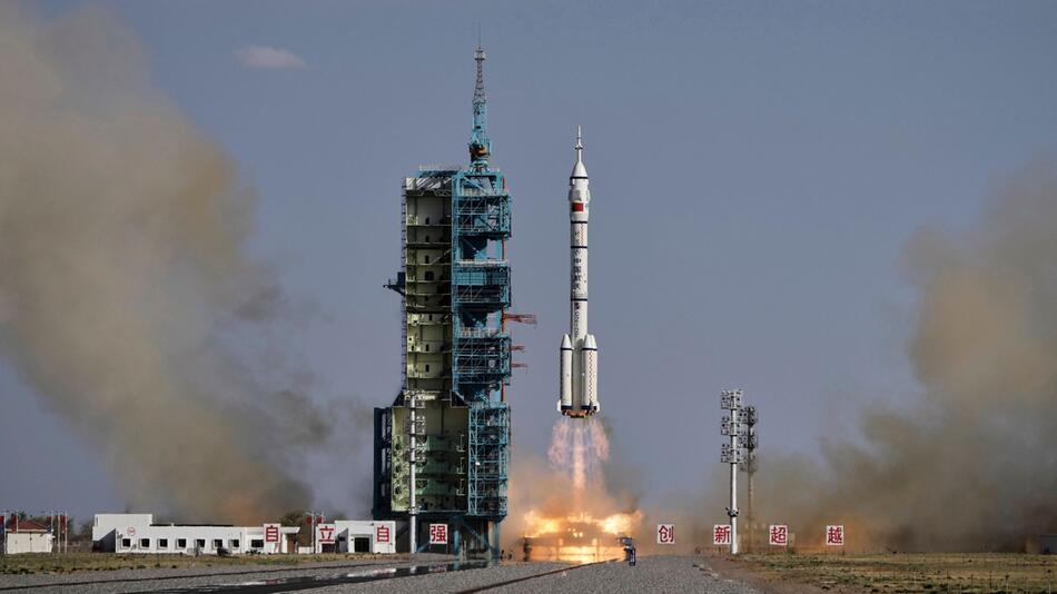Drei chinesische Astronauten starten ins All