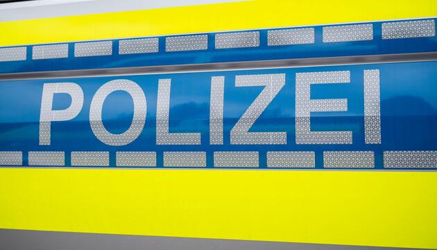 Polizei-Aufschrift auf Streifenwagen