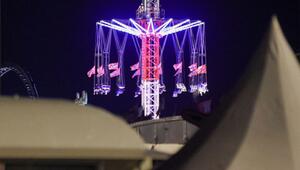 Menschen hingen im Kettenkarussell auf Hamburger Dom fest