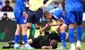 Spieler pfeift, damit Schiri geholfen wird