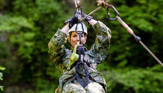 Hier kommt die Königin: Máxima traut sich in Limburg sogar ans Ziplining.