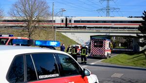 Oberleitung fällt auf ICE: Hunderte Reisende sitzen fest