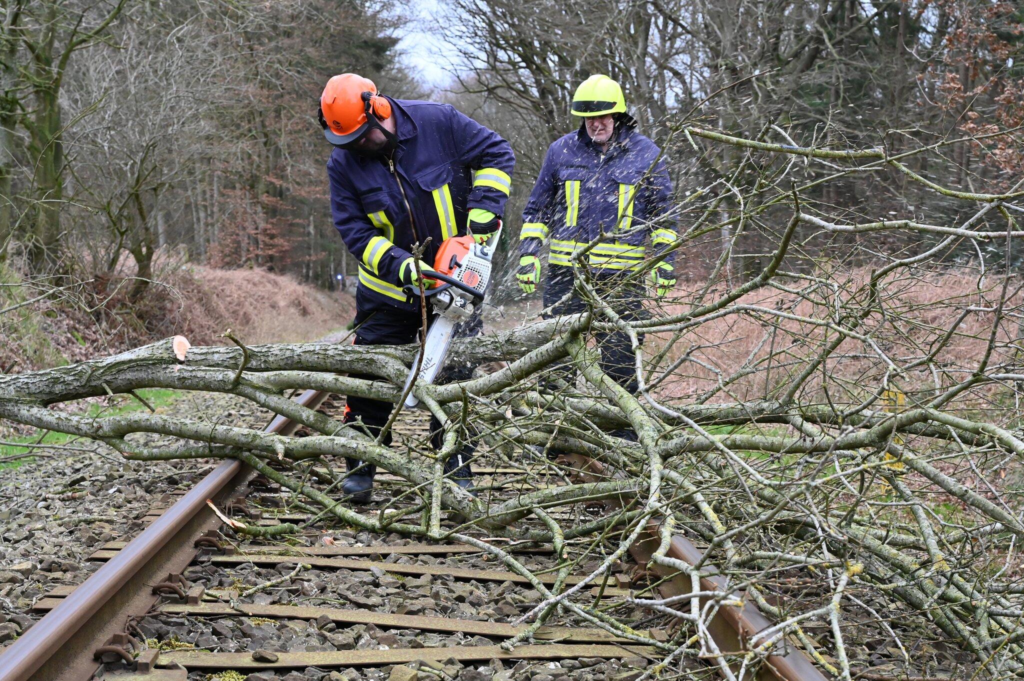 Sturm "Sabine" hat Deutschland erreicht Bahn stellt