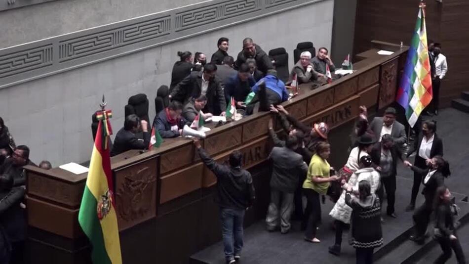 Bolivien: Handgemenge im Parlament spiegelt politische Krise in Bolivien wider