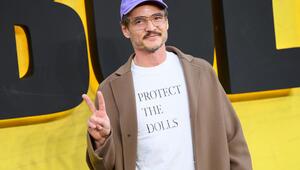 Pedro Pascal trägt bei der Premiere seines Films "Thunderbolts" ein Statement-Shirt.