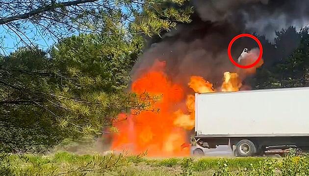 Wie eine Rakete: Gasflasche fliegt bei Autobrand durch die Luft