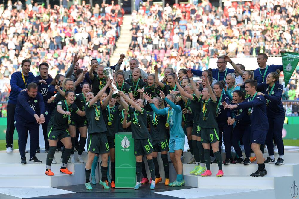 Die Fußballerinnen des VfL Wolfsburg feiern am 18. Mai 2023 ihren DFB-Pokalsieg über den SC Freiburg