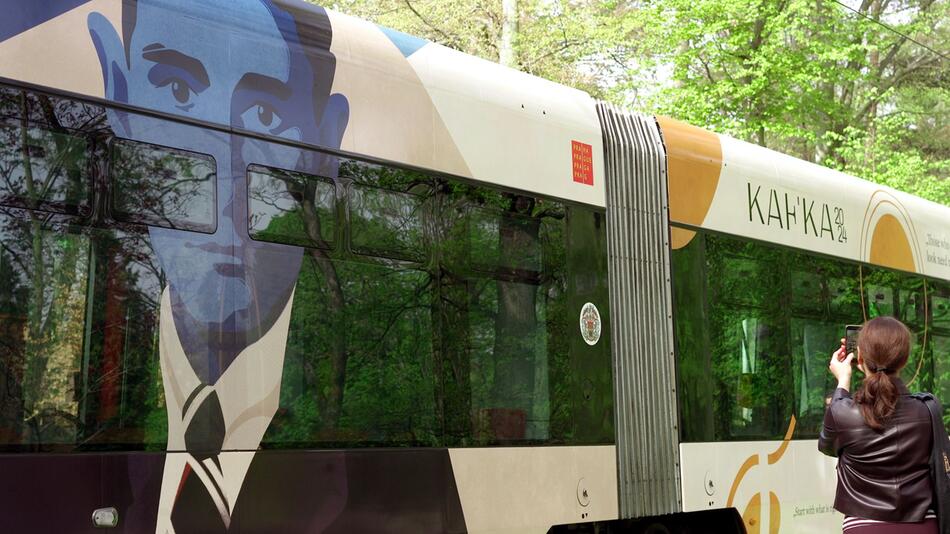 In Prag erinnert neugestaltete Straßenbahn an Kafka