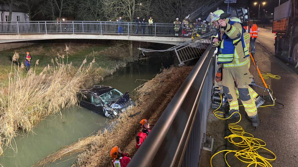 Auto stürzt von Brücke drei Meter tief