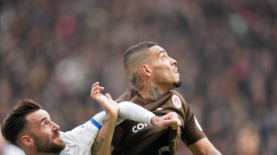 St.Pauli-Spieler Maurides (r.)