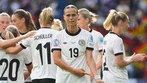 Klara Bühl zeigt auf ihr Tape, wo "GG7" steht.