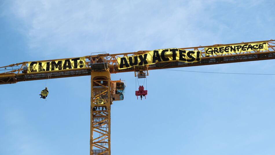 Greenpeace-Aktivisten klettern auf Kran am Notre-Dame
