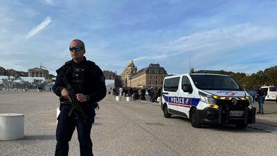 Polizeiwagen und Polizist vor Schloss von Versailles