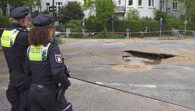 Großer Wasserrohrbruch in Hamburg-Eimsbüttel - Hauptleitung kaputt
